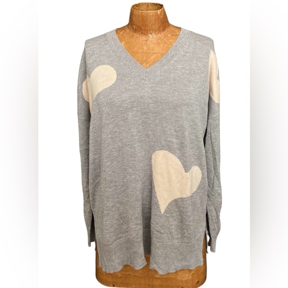 Laurie Felt Sweaters - Laurie Felt V-Neck Sweater in Gray‎ with Cream Hearts